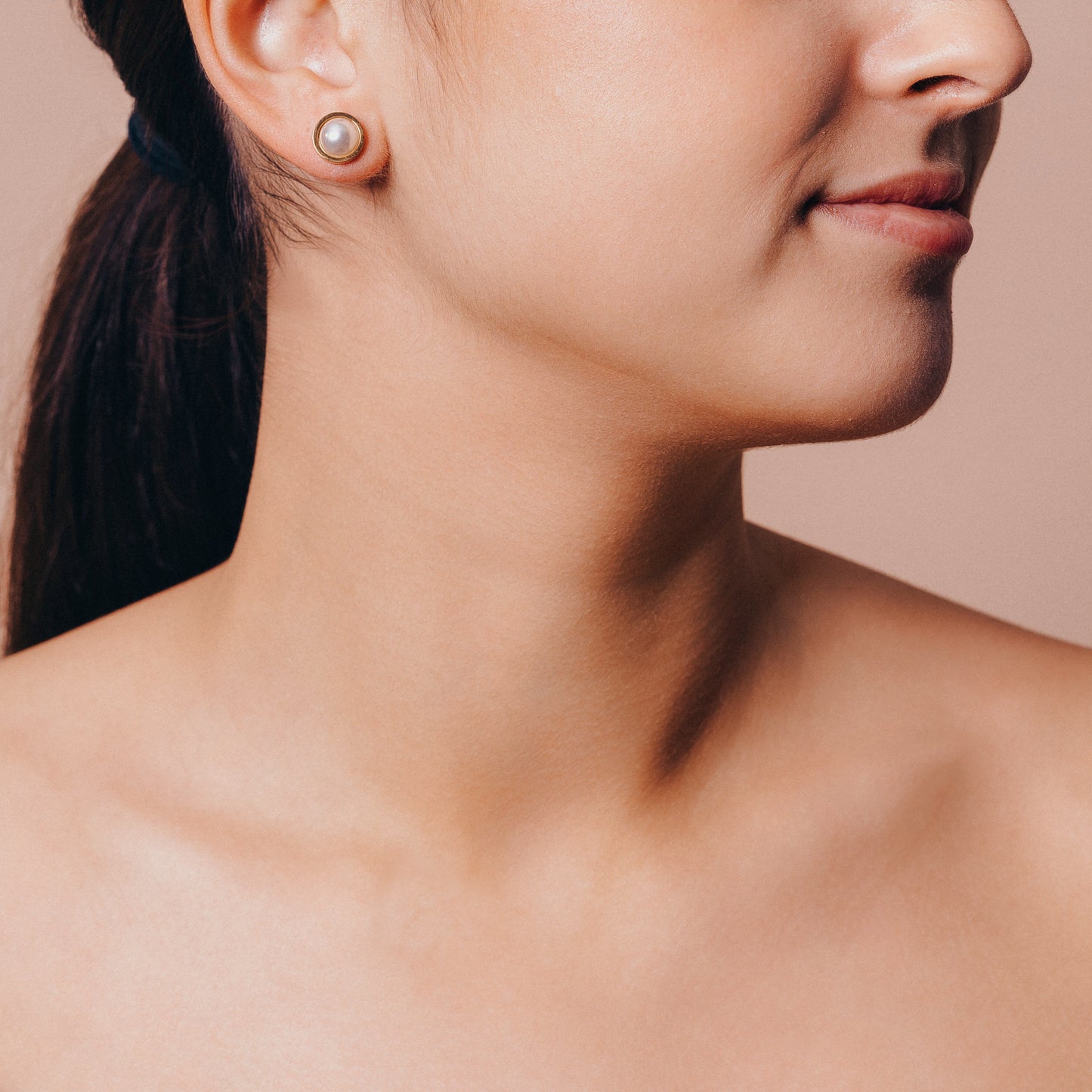 Eleganta Pärlörhängen i Guld 10mm bärs av modell