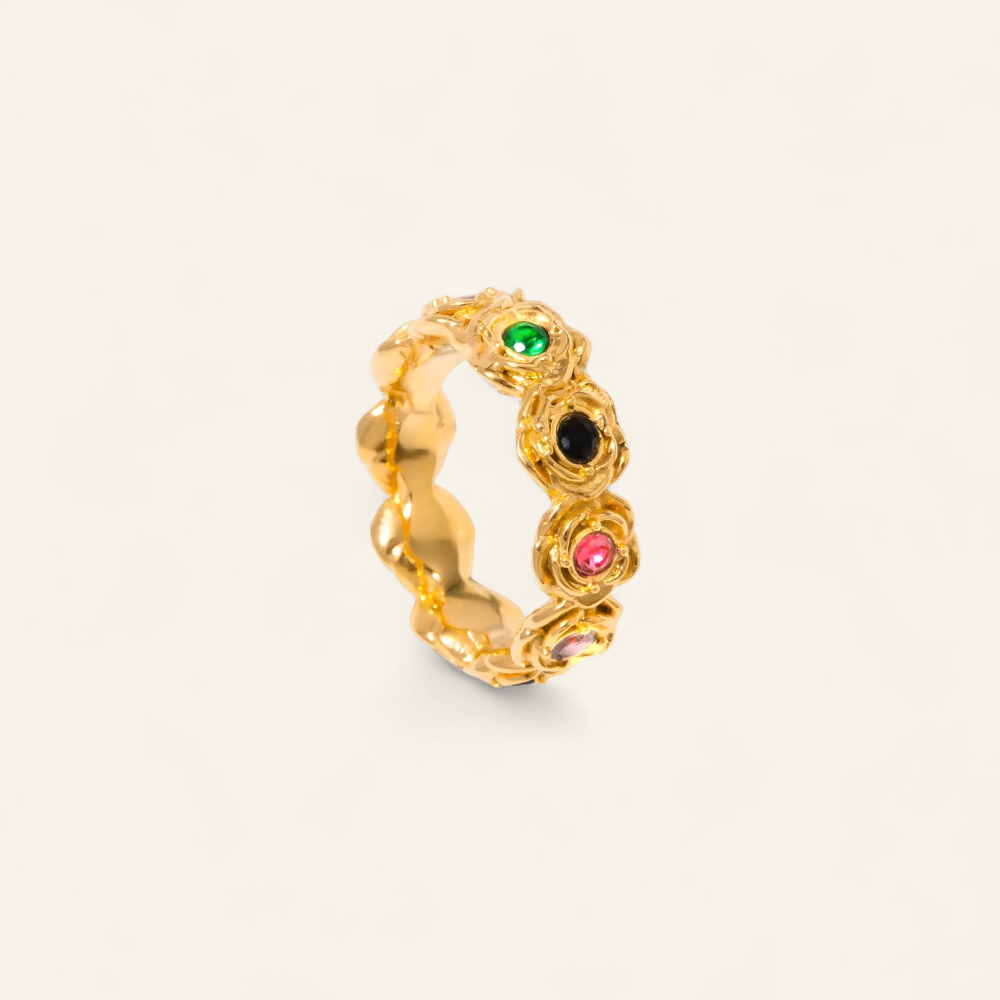 Ring med färgade kristallstenar