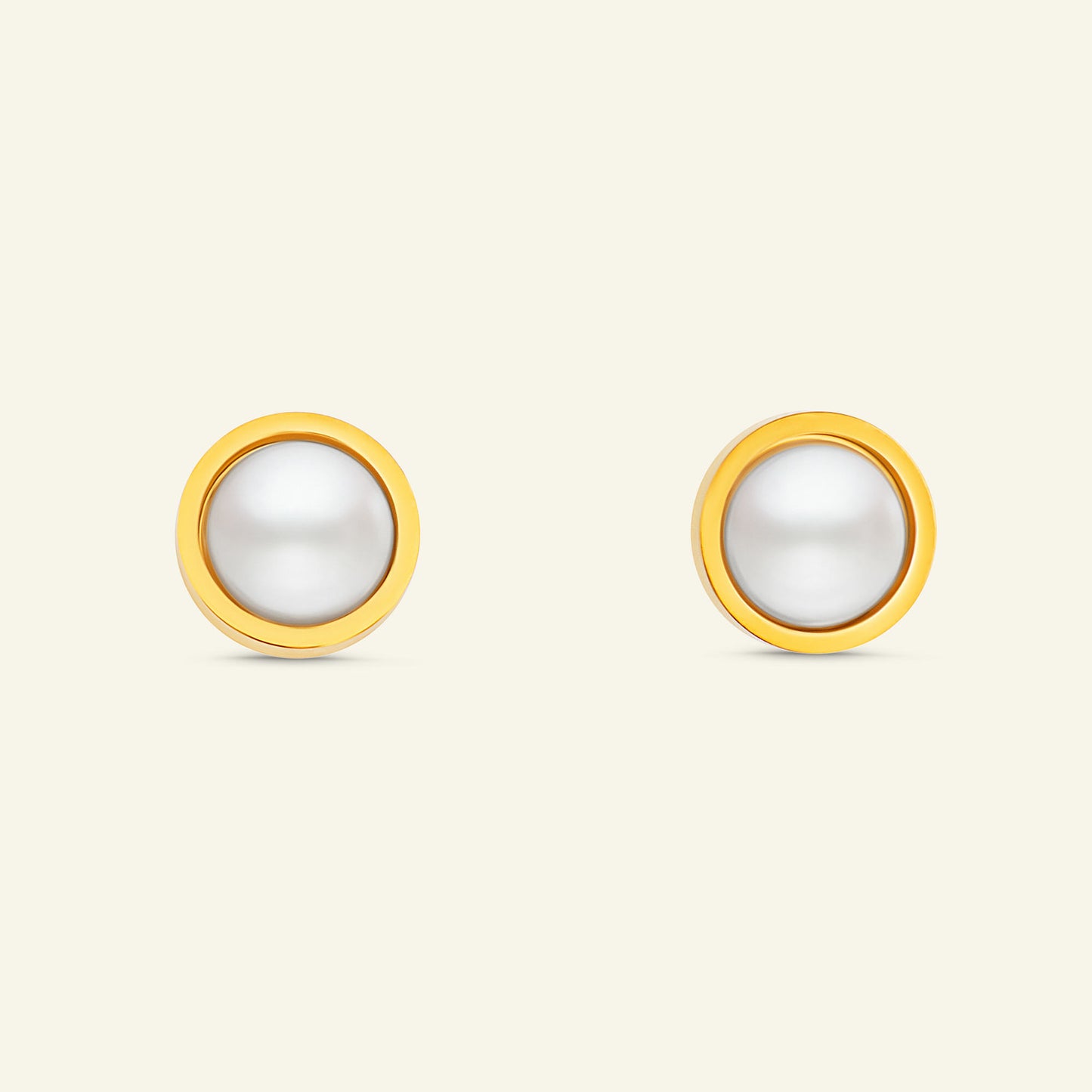 Guldpläterade studs med vit pärla, 10 mm i diameter – klassiska och vattentåliga örhängen