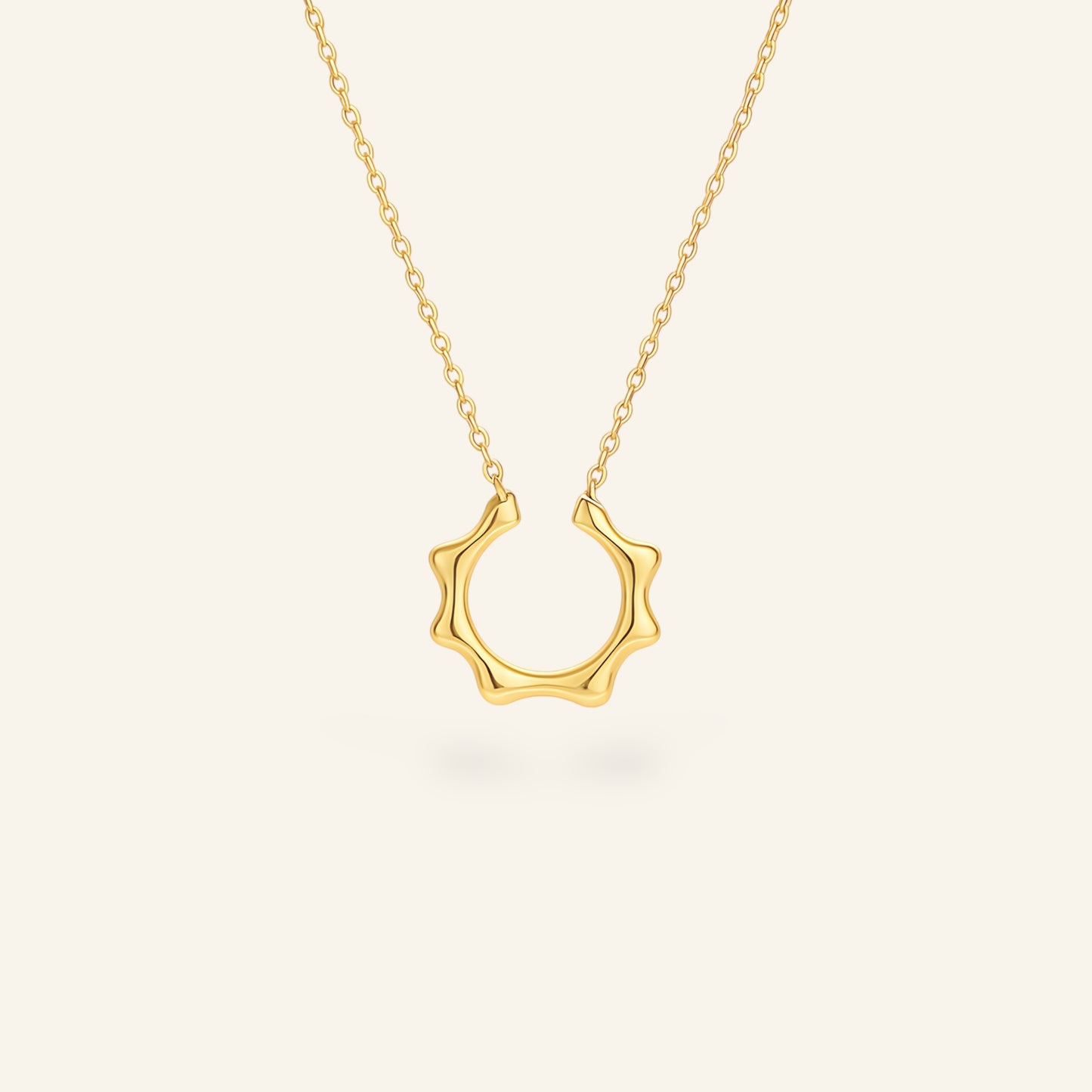 Vattentåligt halsband i guld – för en aktiv och snygg vardag.