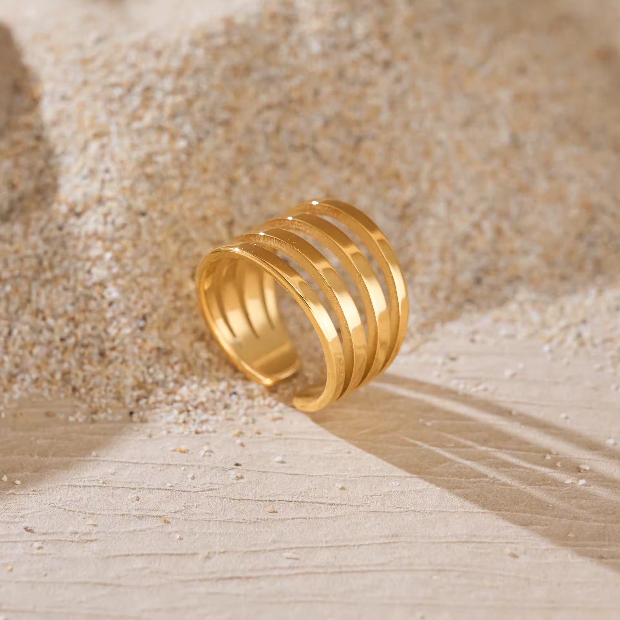 Ribbad guldpläterad ring