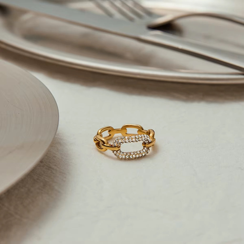 Länkformad ring med kristaller