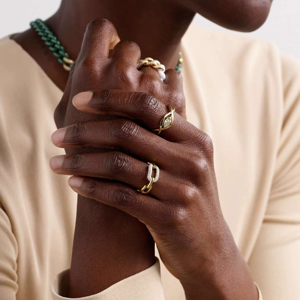 Länkformad ring med kristaller