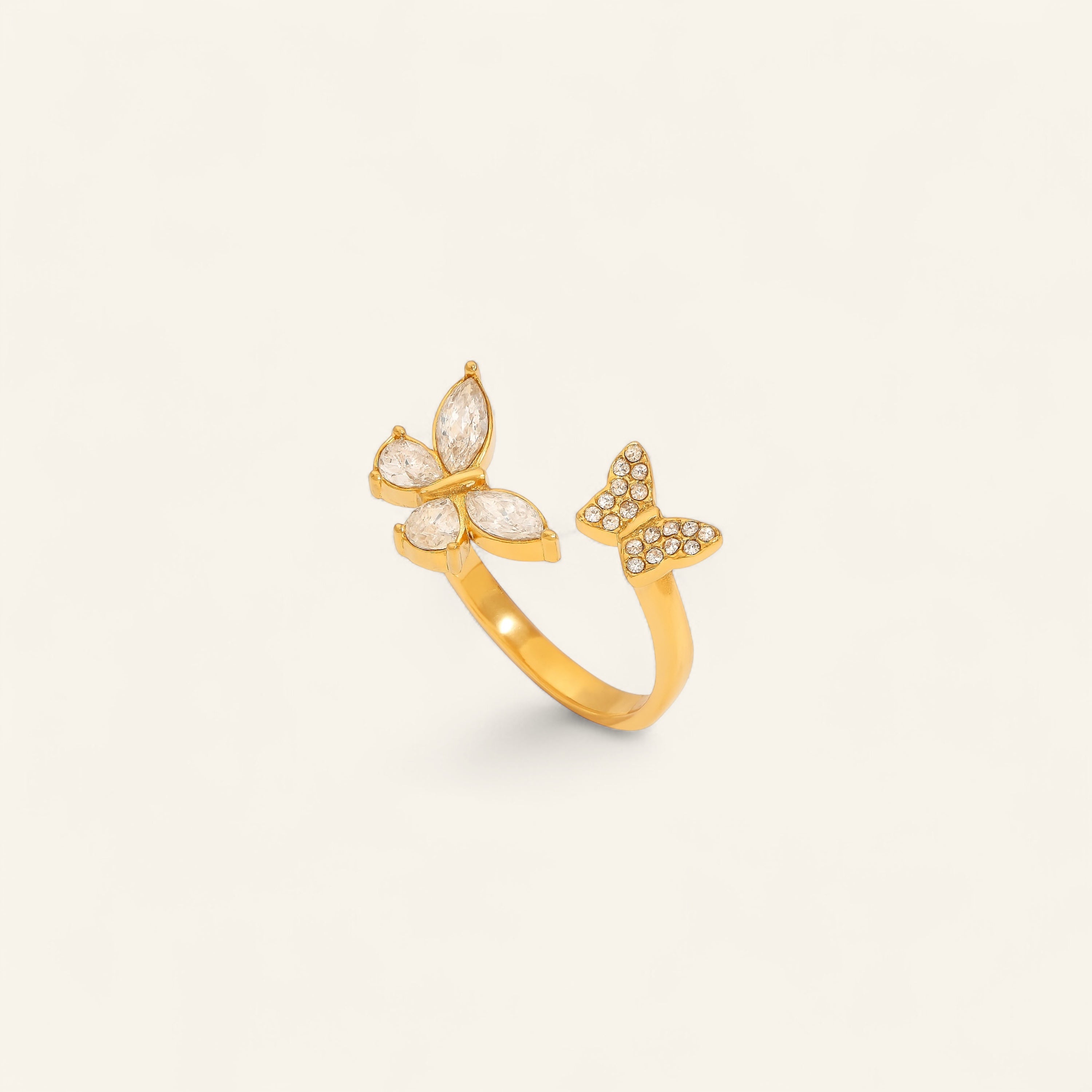 Ring med fjärilsmotiv och kristaller