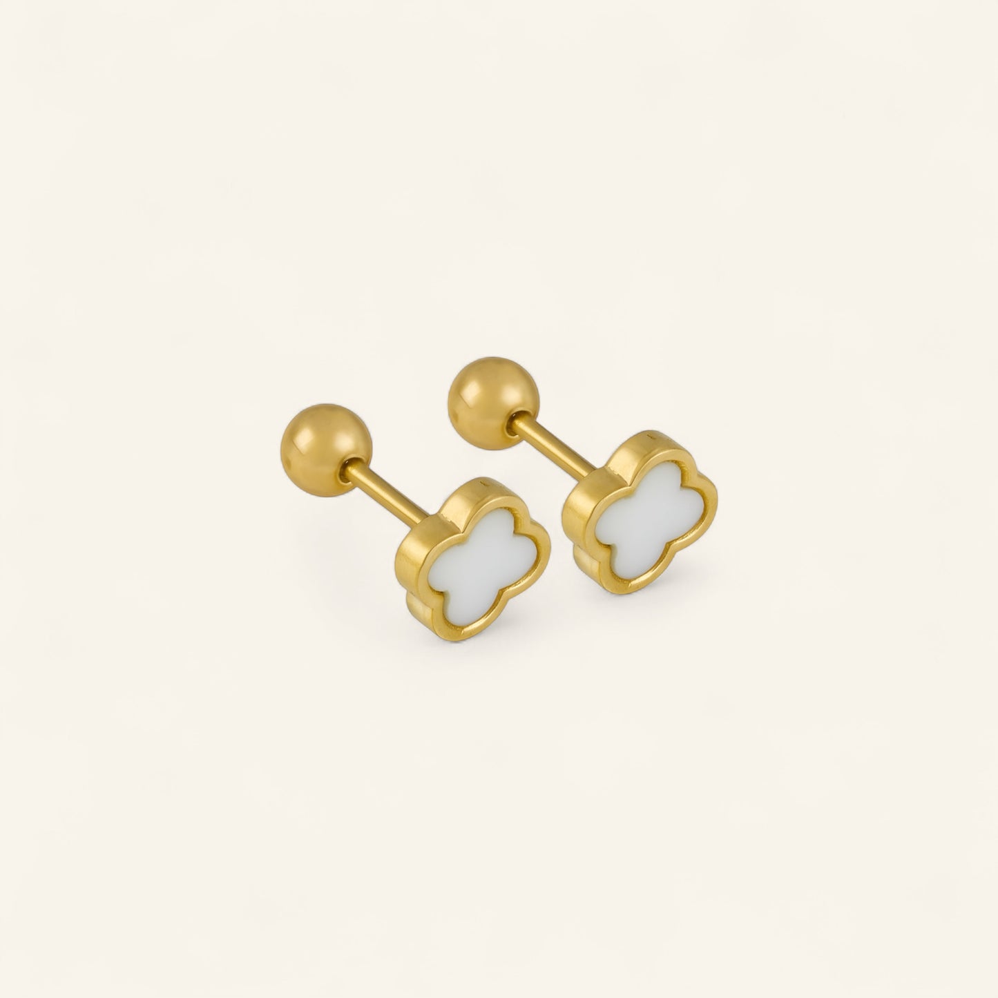 Klöverformade studs