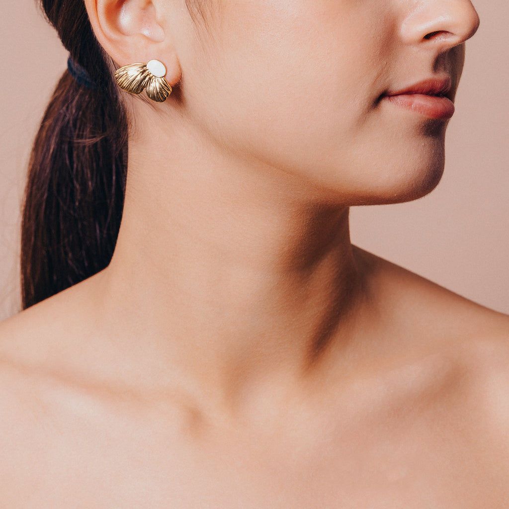 Alva örhängen bärs av modell – eleganta, tidlösa guldörhängen i hypoallergent material