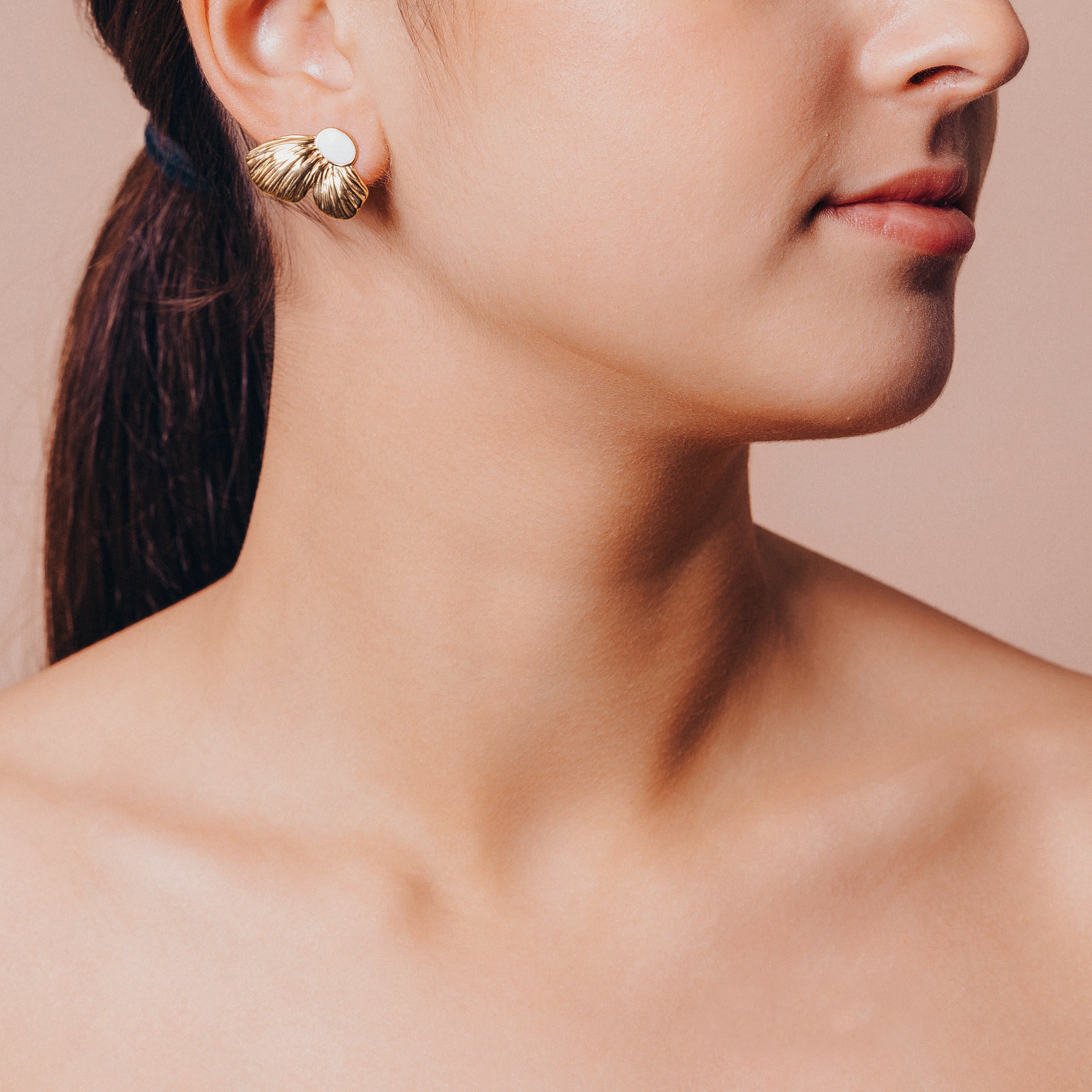 Alva örhängen bärs av modell – eleganta, tidlösa guldörhängen i hypoallergent material