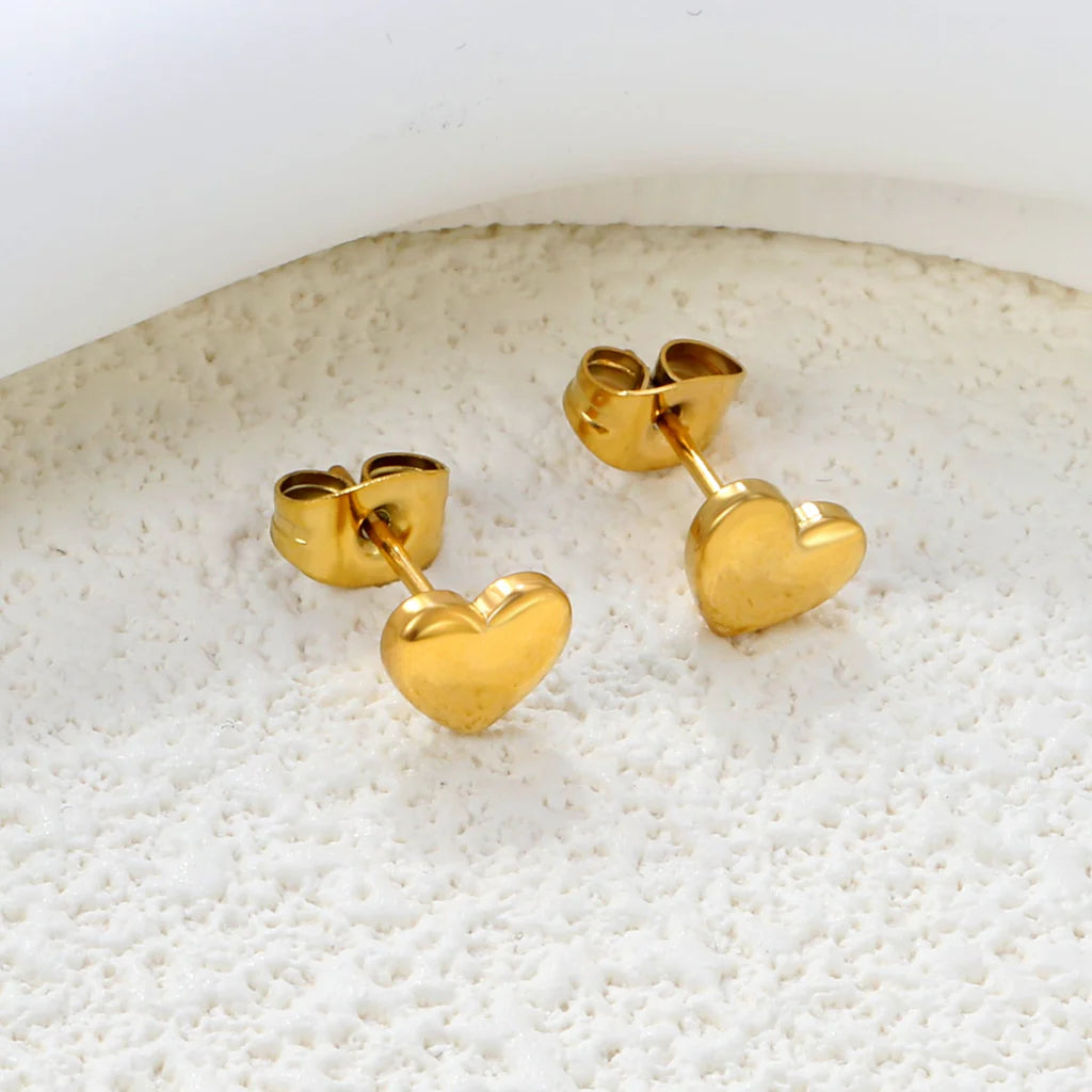 Petite Love - Hjärtformade örhängen guldpläterad
