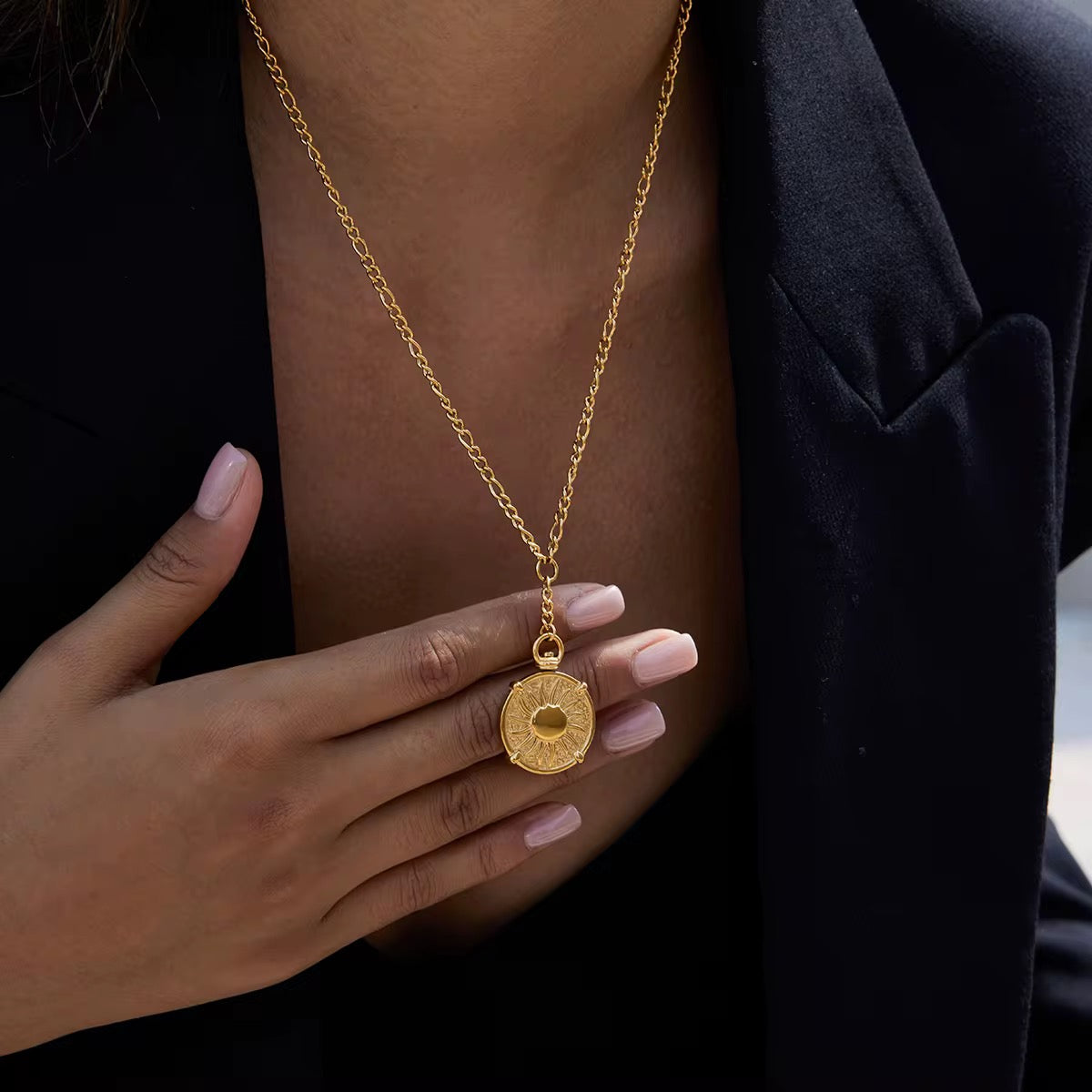 Halsband med solsymbol