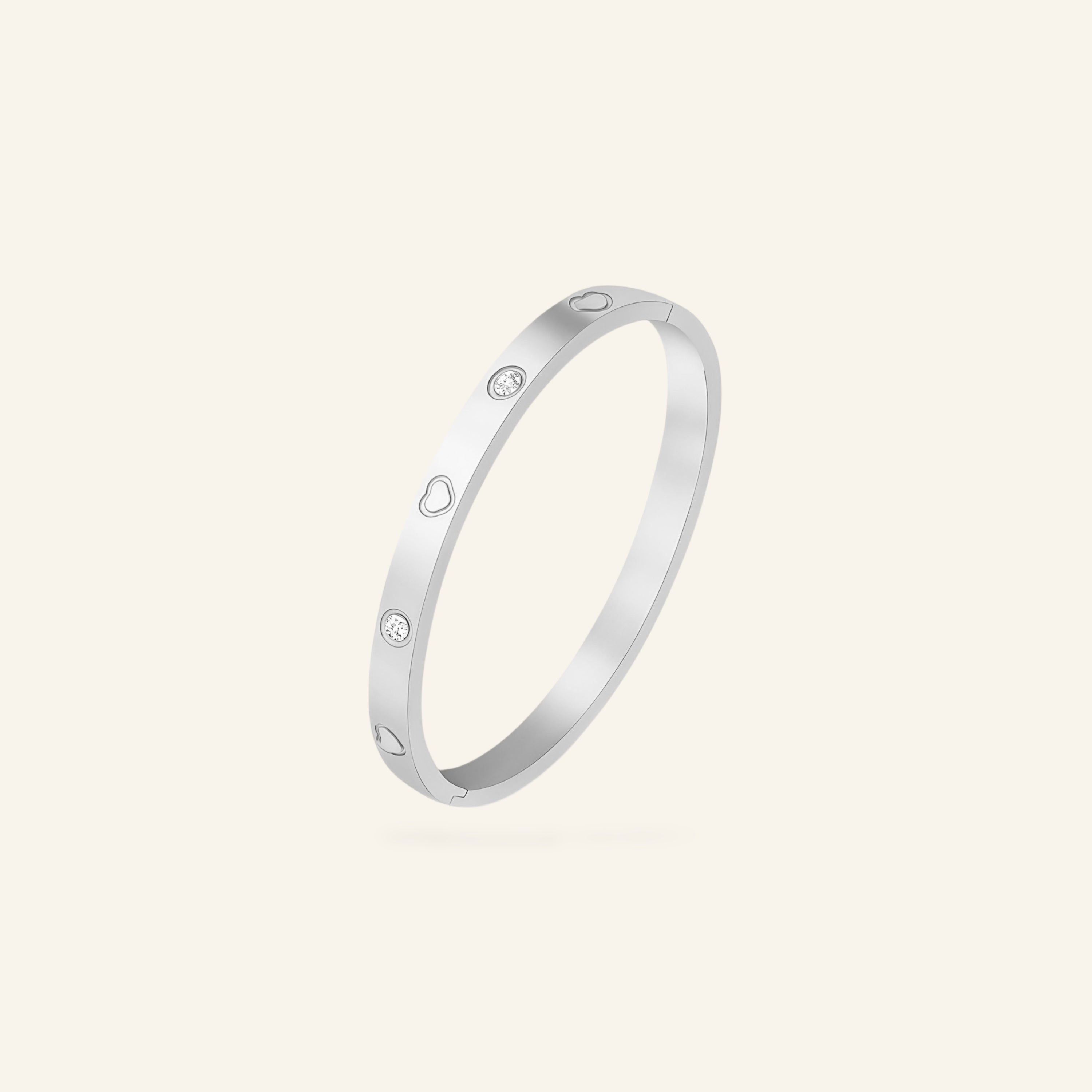 Armring ingraverade hjärtan