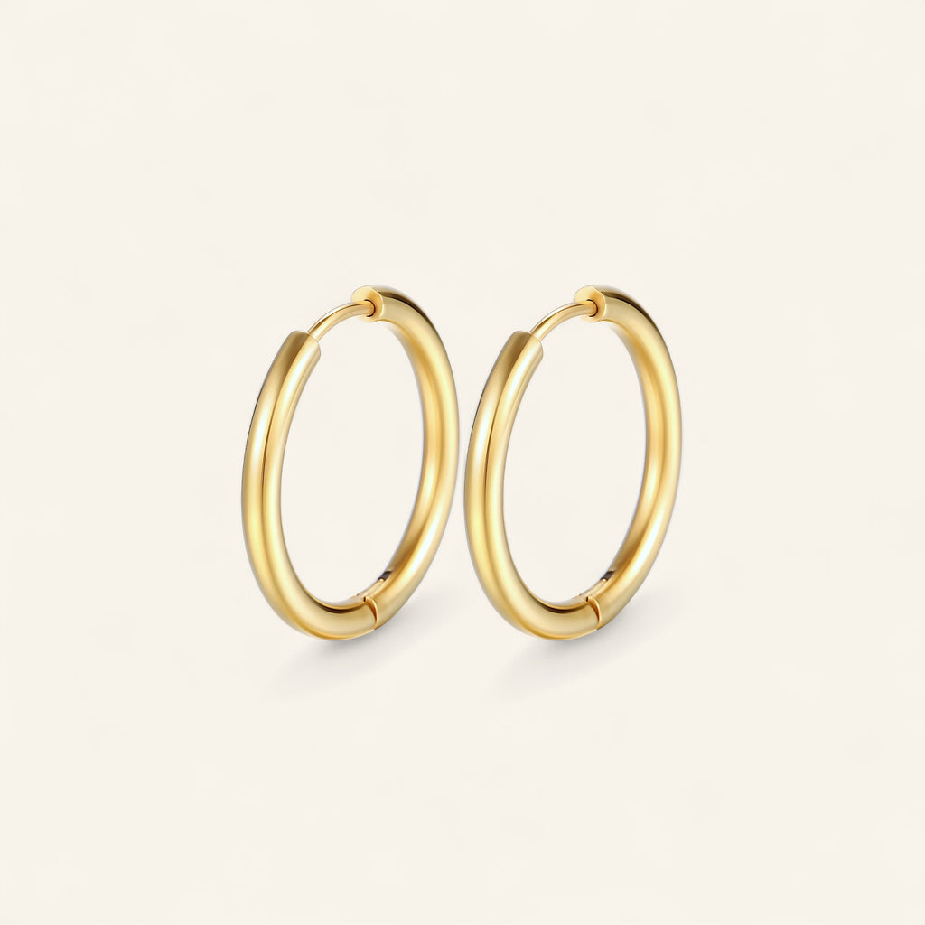 Stora hoops örhängen i guldpläterat rostfritt stål med klicklås – klassiska creoler i blank finish.