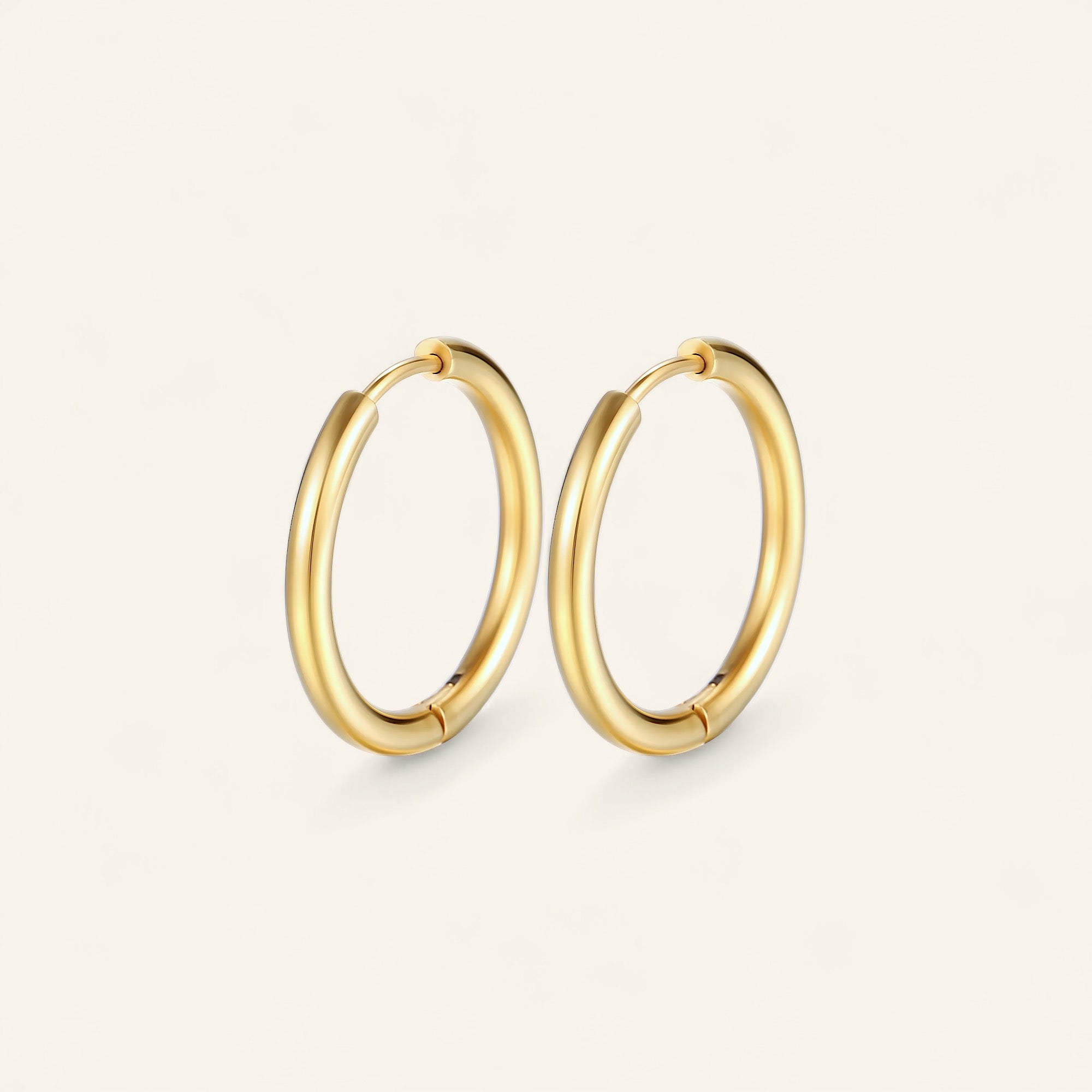 Stora hoops örhängen i guldpläterat rostfritt stål med klicklås – klassiska creoler i blank finish.