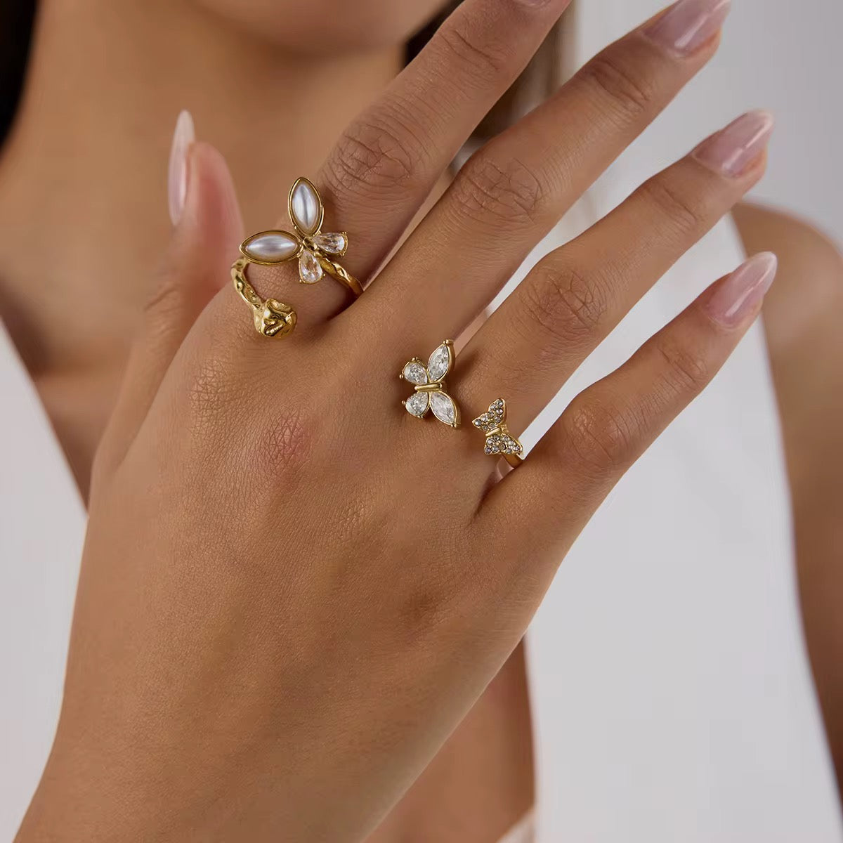 Ring med pärlemor och kristaller