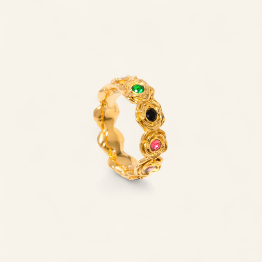 Ring med färgade kristallstenar