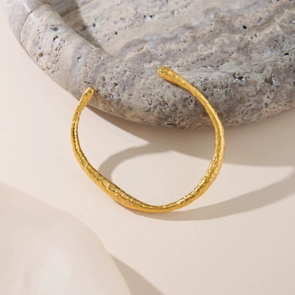 Guldpläterad hamrad armring