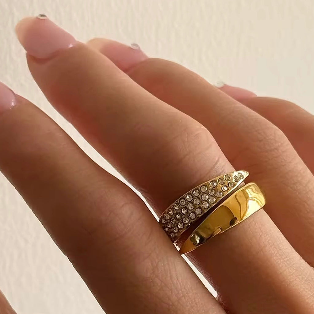 Vattentålig kristallring med stenar