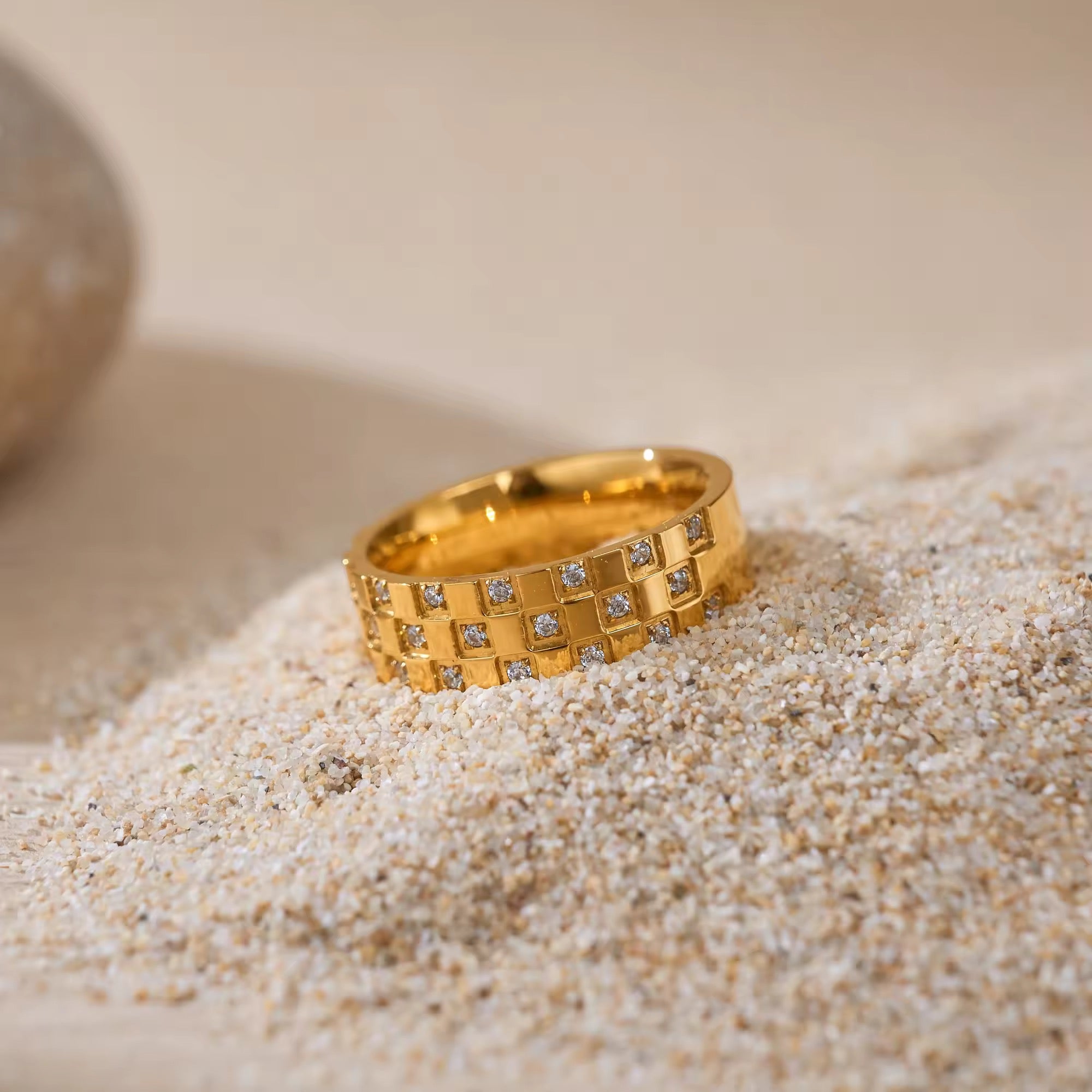 Rutmönstrad ring med stenar