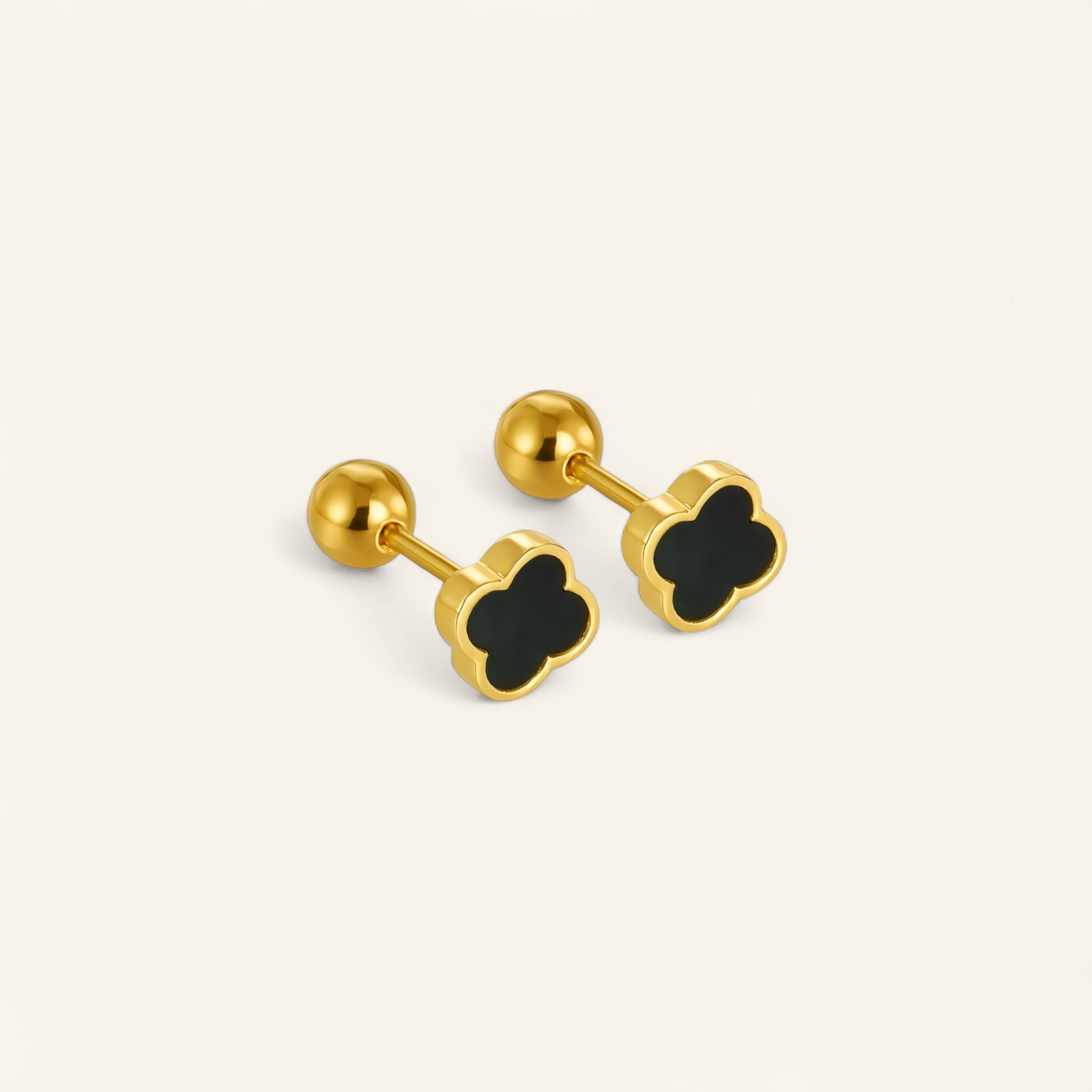Klöverformade studs