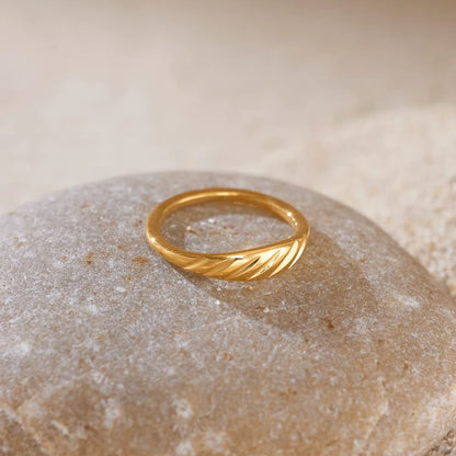 Tunn räfflad ring