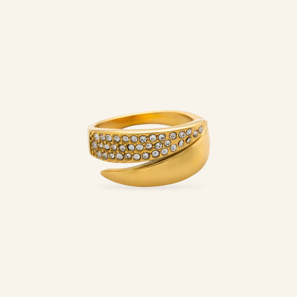 Vattentålig kristallring med stenar