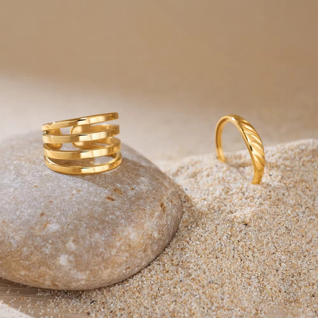 Ribbad guldpläterad ring – Saga Wilder