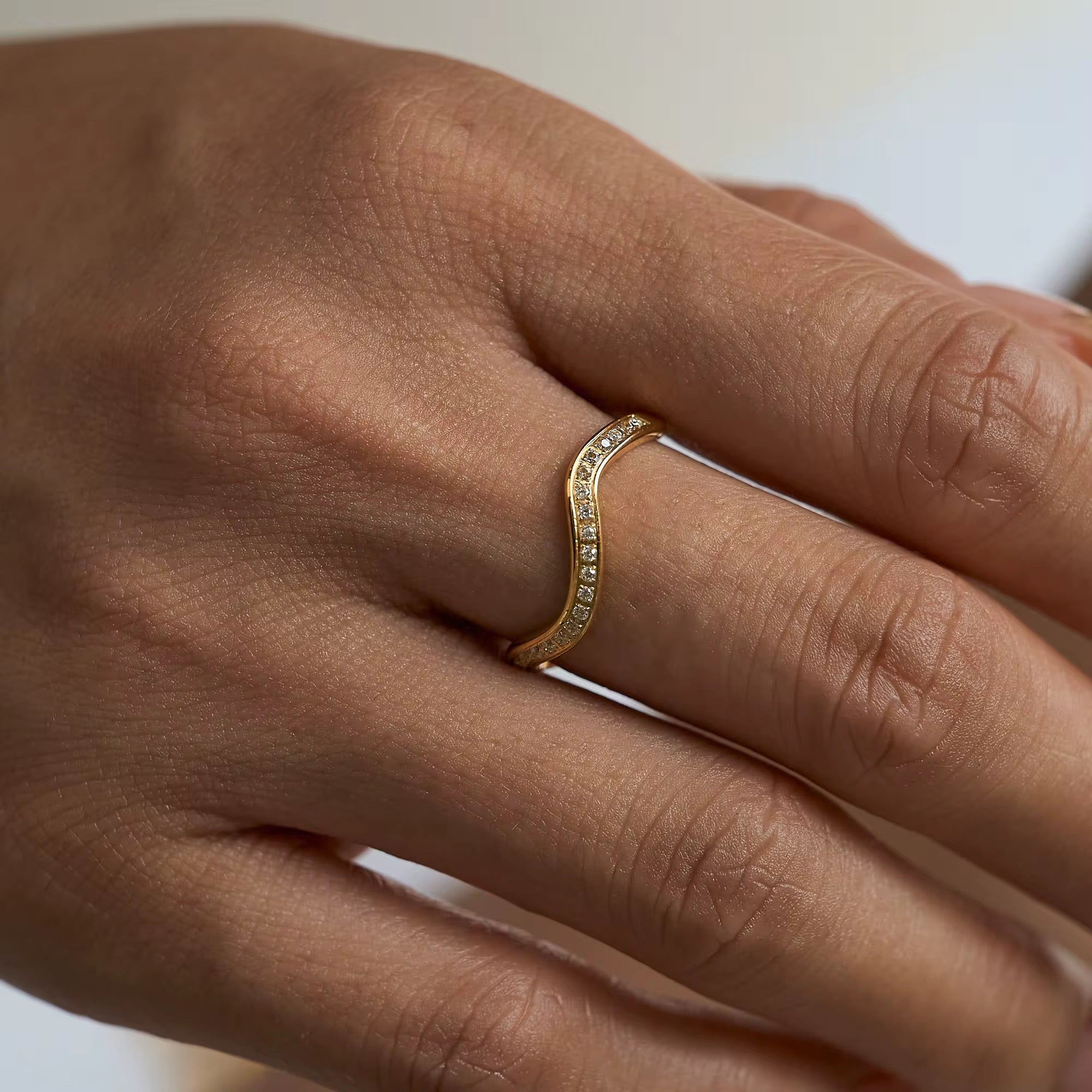 Minimalistisk vågring med kubiska zirkoner