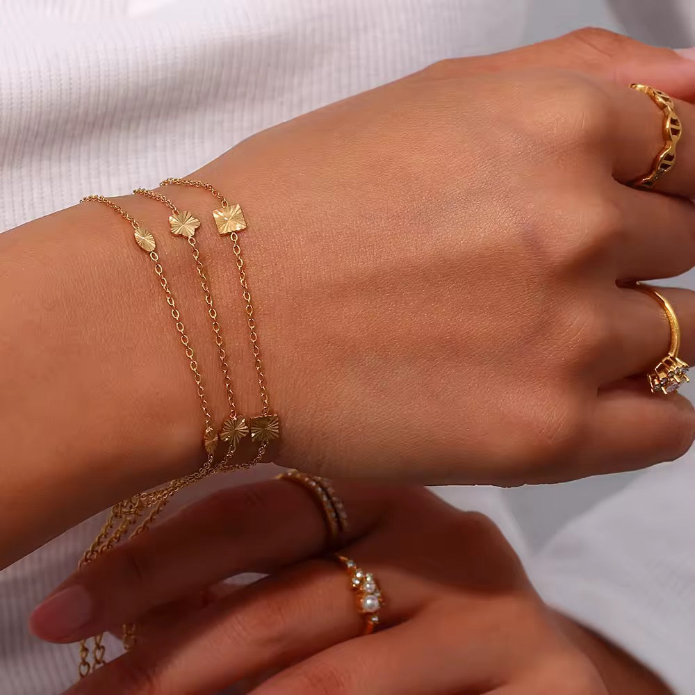 Armband med kubdetaljer