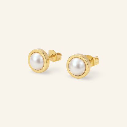 Guldpläterade studs med vit pärla, 10 mm i diameter – vattentåliga örhängen
