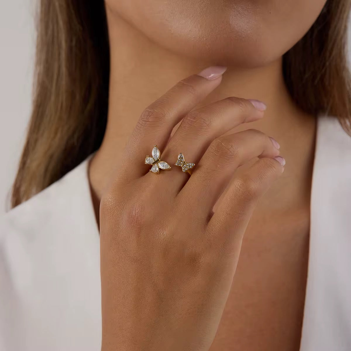 Ring med fjärilsmotiv och kristaller