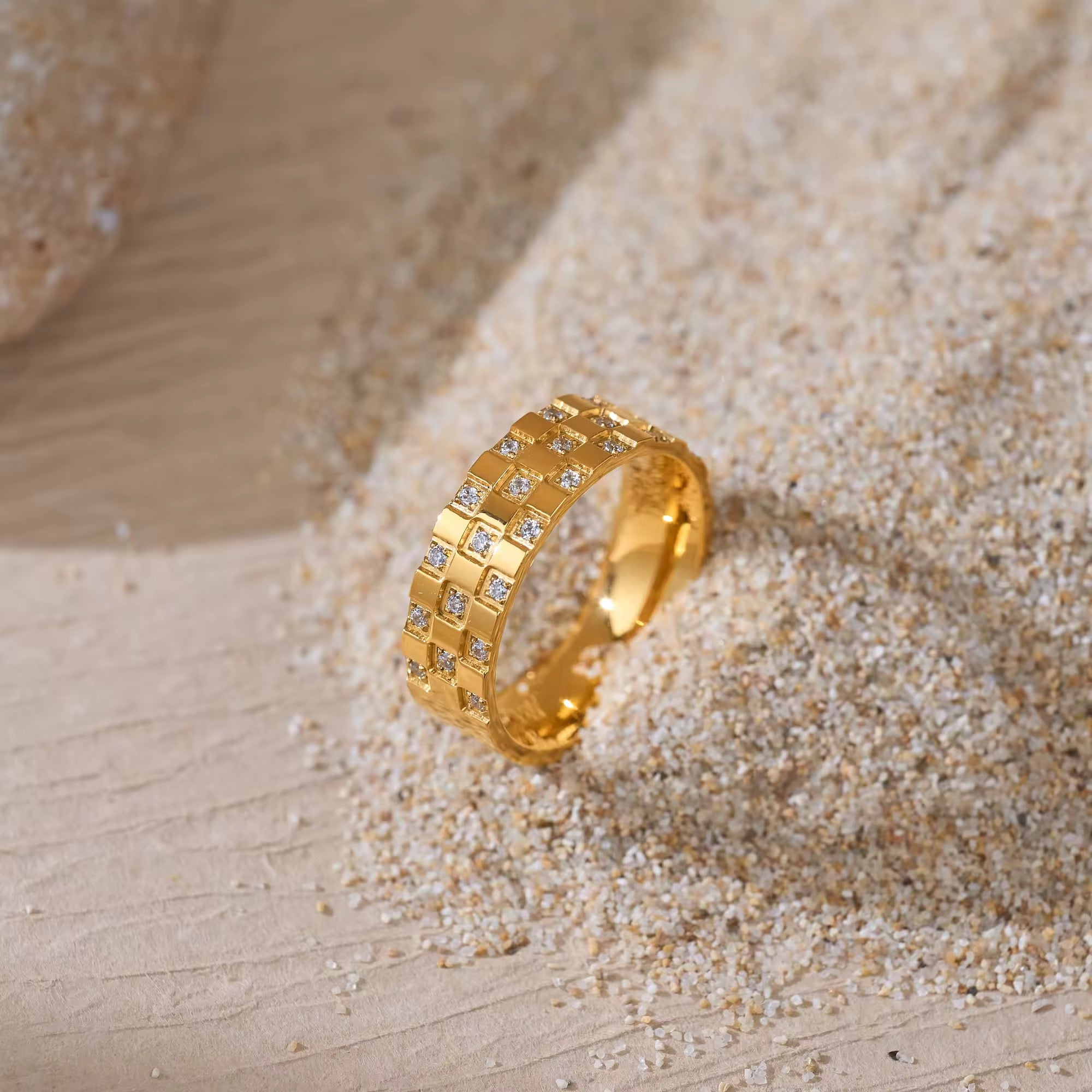 Rutmönstrad ring med stenar