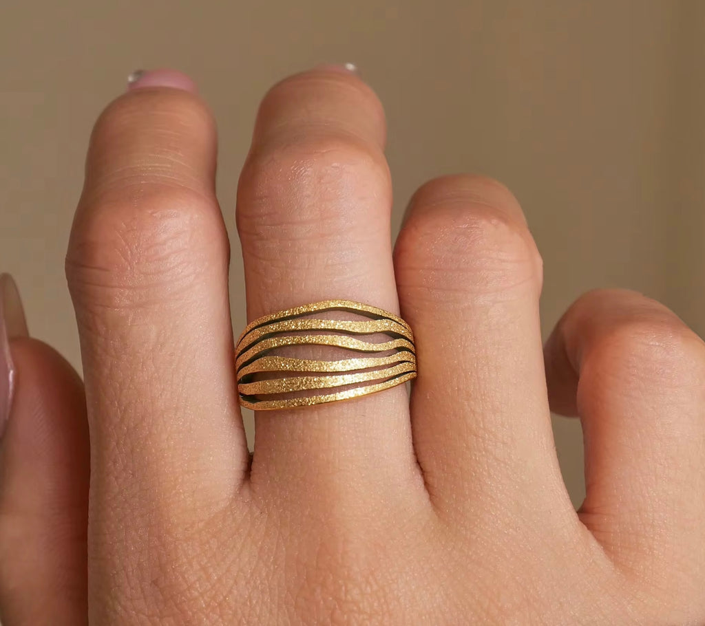 Vågformad ring med textur