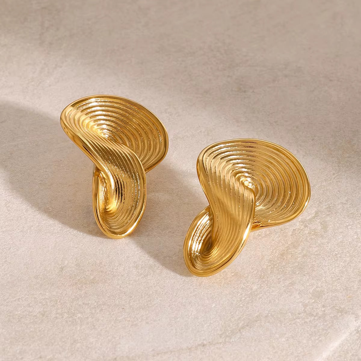 Skulpturala räfflade studs