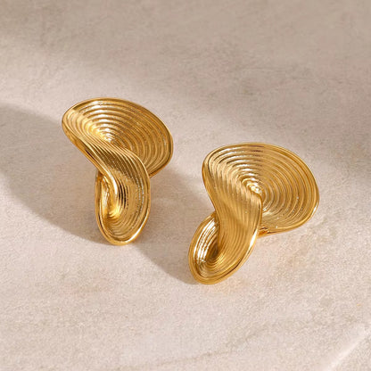 Skulpturala räfflade studs
