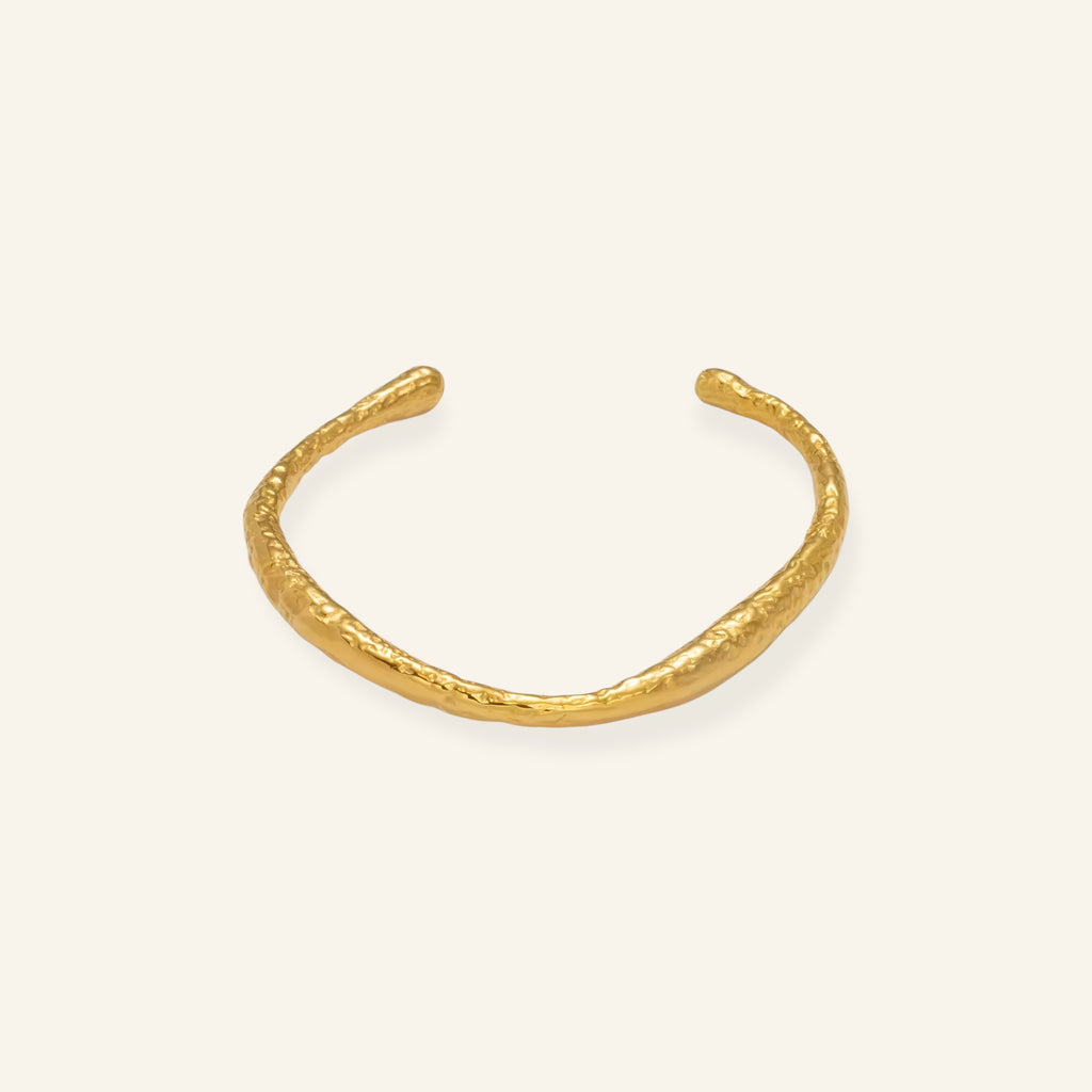 Guldpläterad hamrad armring