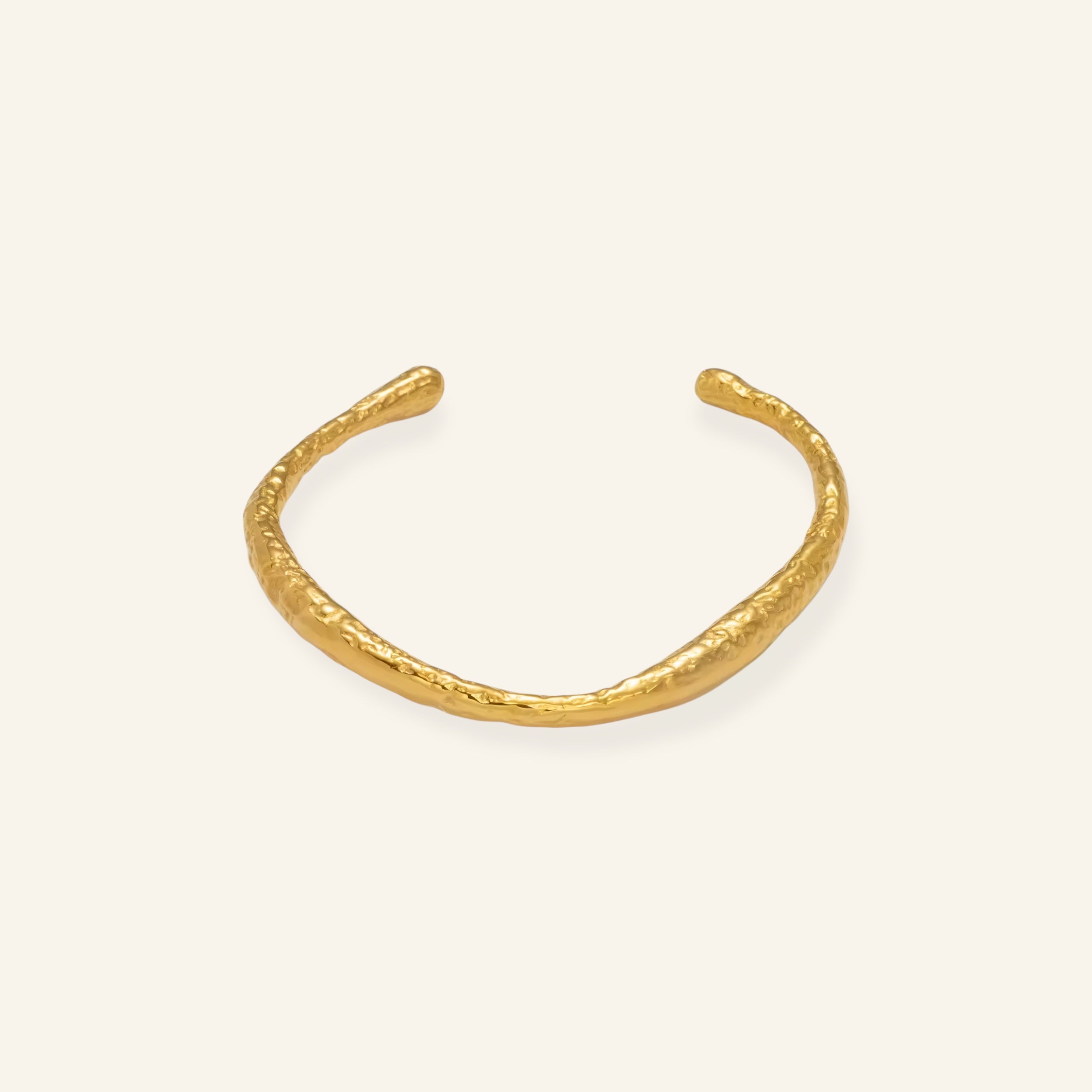 Guldpläterad hamrad armring