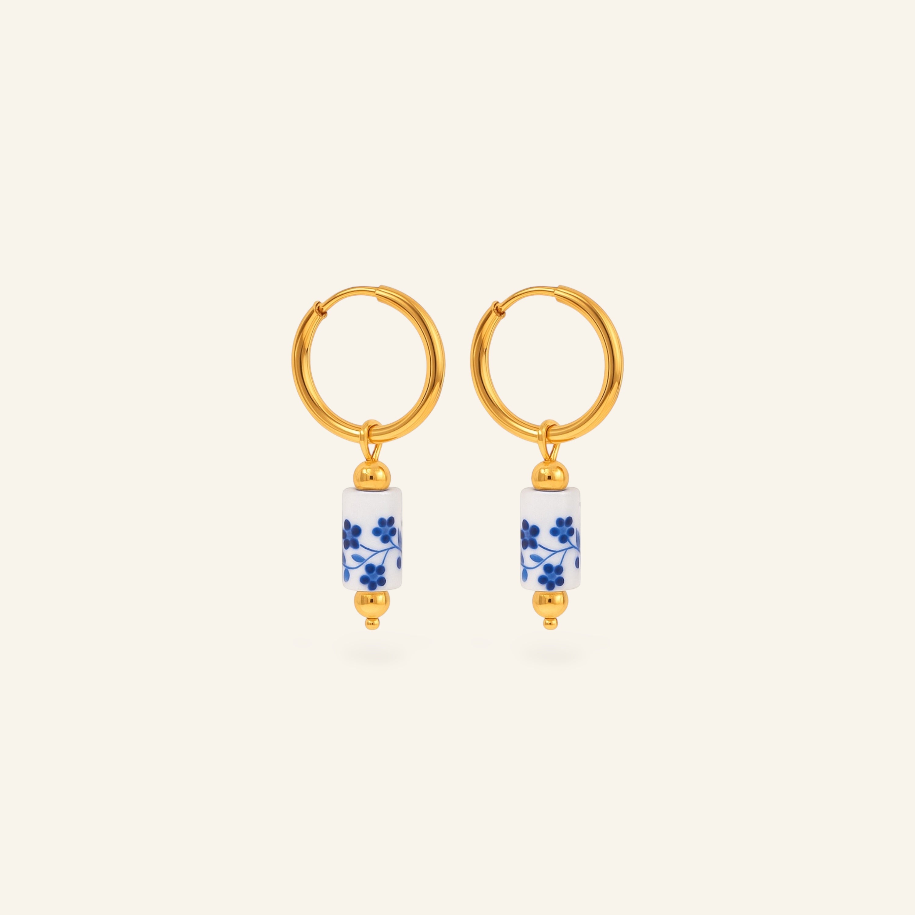 Örhängen med blomdetalj