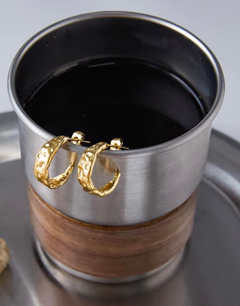 Guldpläterade örhängen med hamrad yta