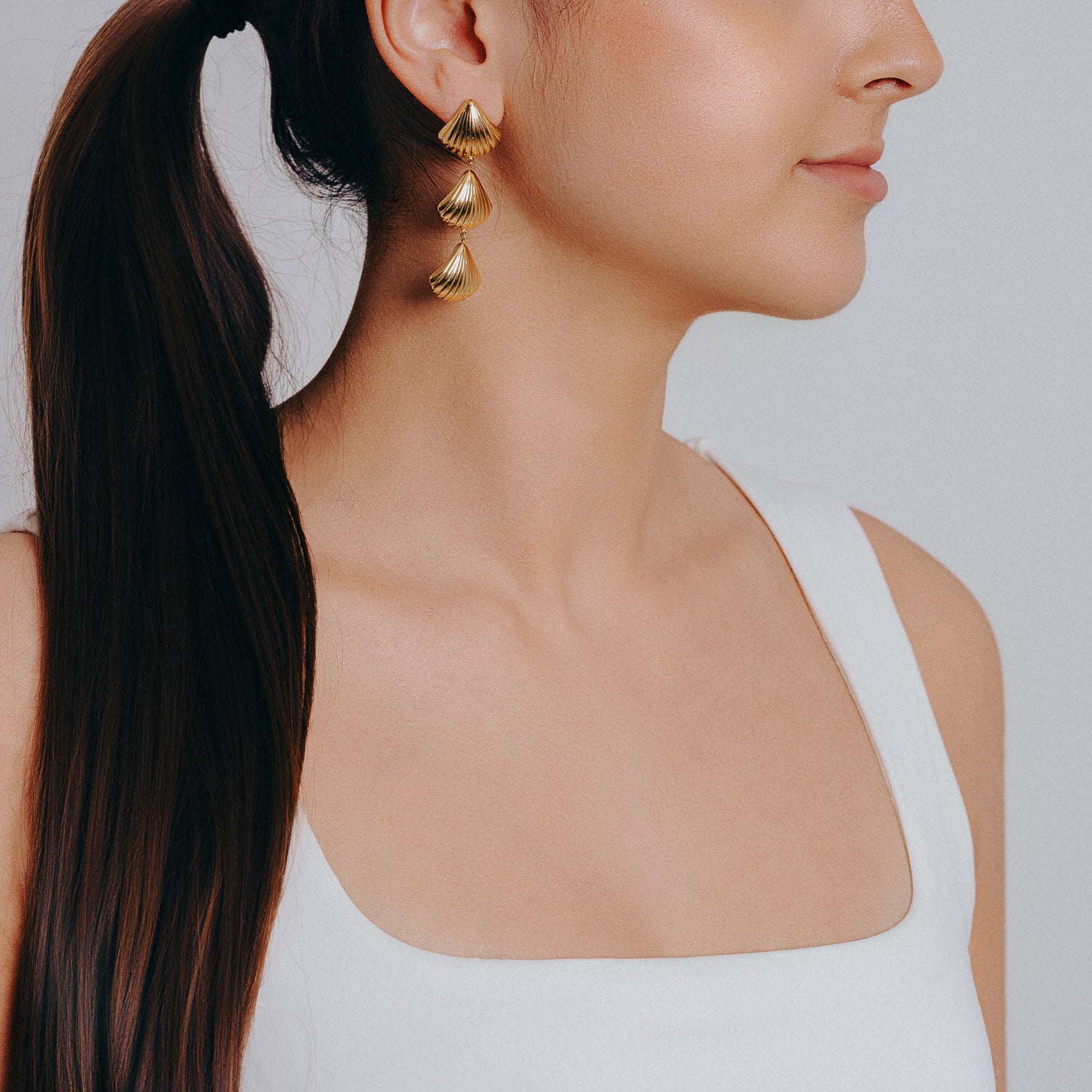 Häng guldörhänge snäcka