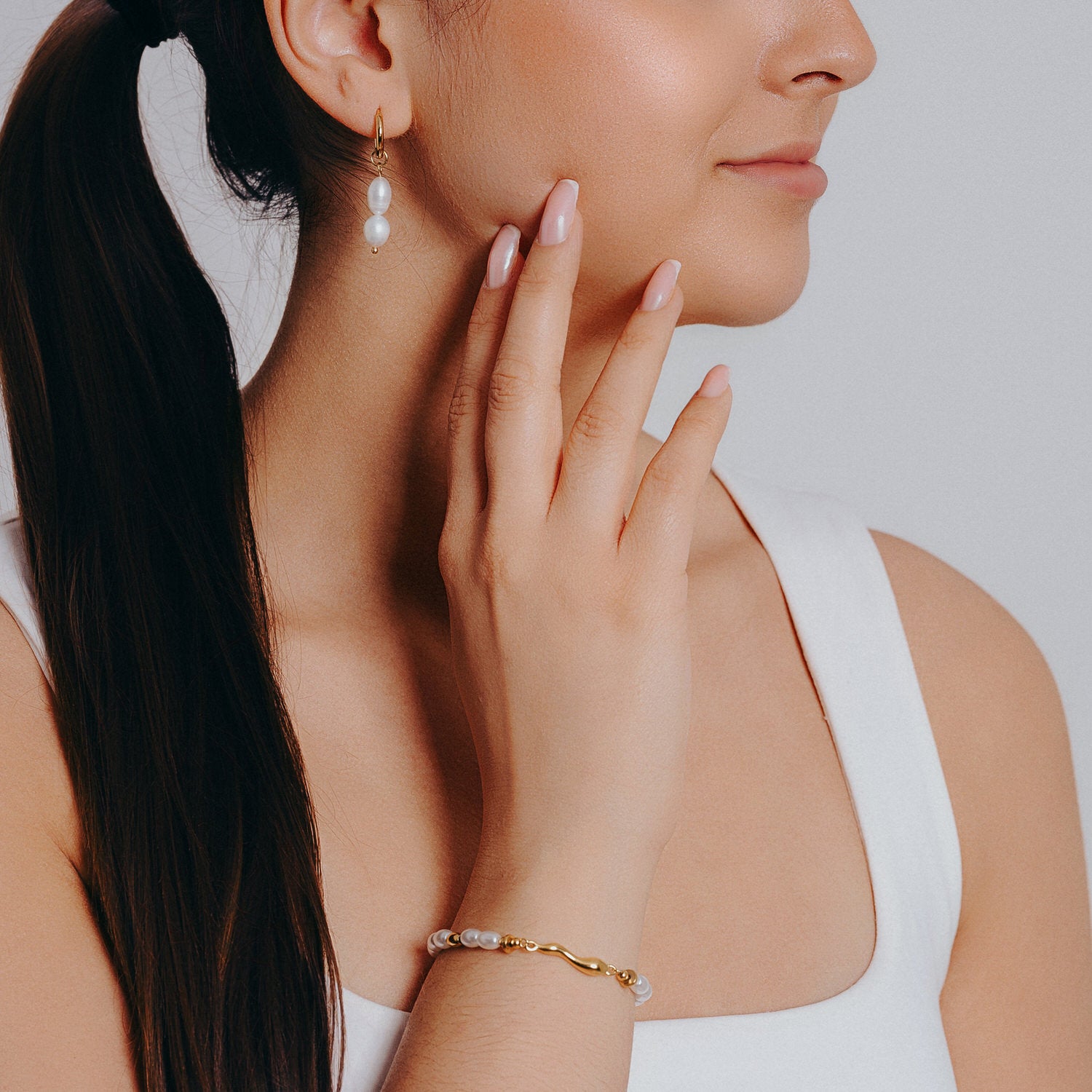 Hoop örhänge med två pärlor armband med pärlor