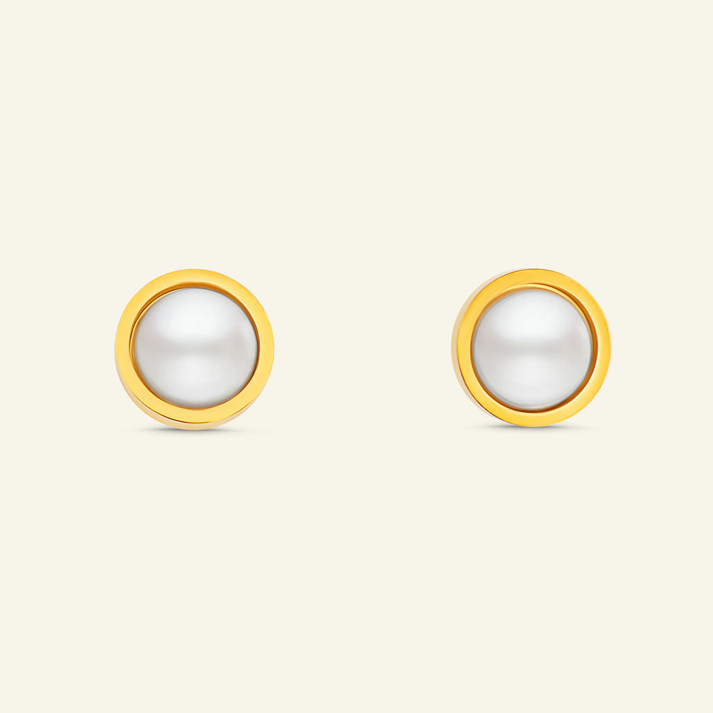 Guldpläterade studs med vit pärla, 10 mm i diameter – klassiska och vattentåliga örhängen