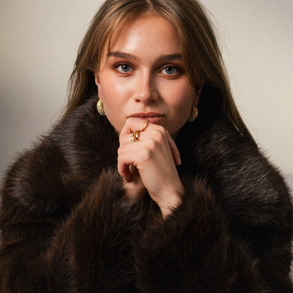 Guldpläterade örhängen dubbelsidig