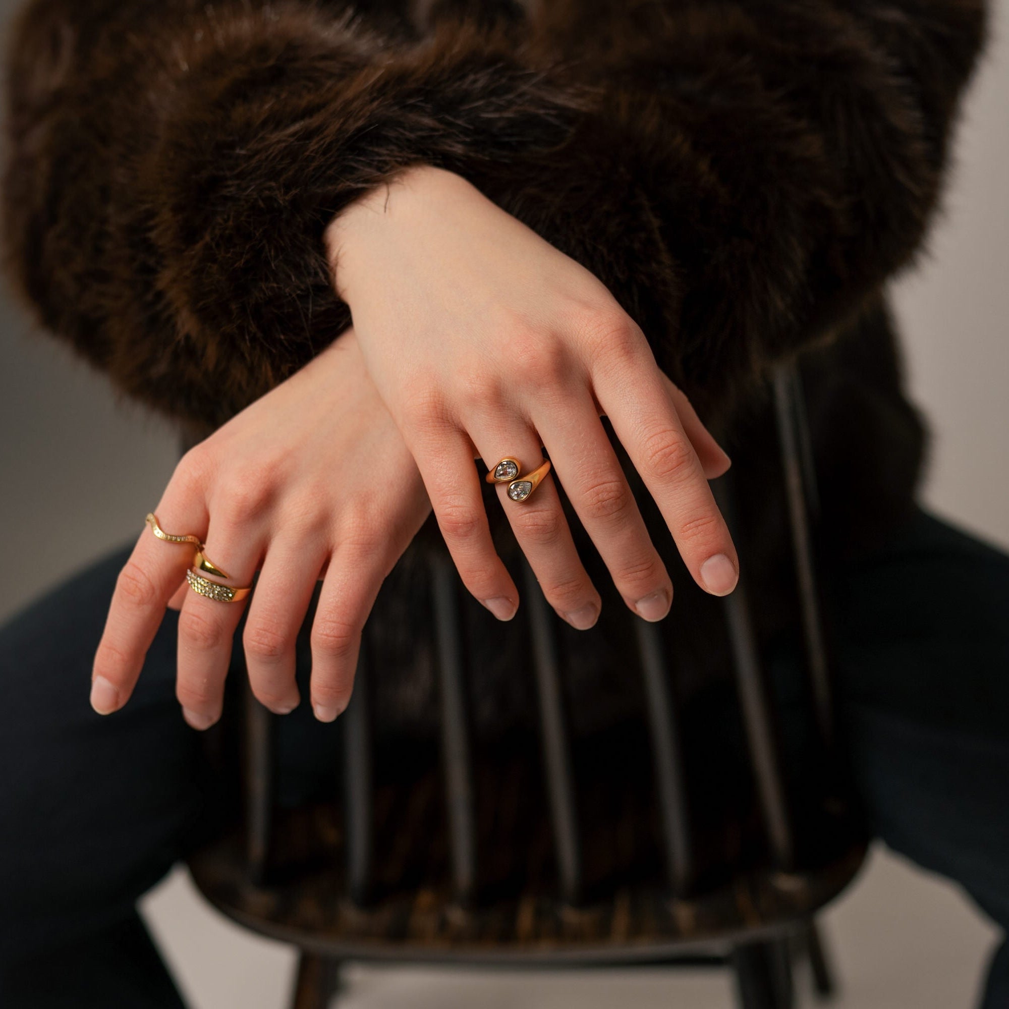 Droppformad ring med kristaller