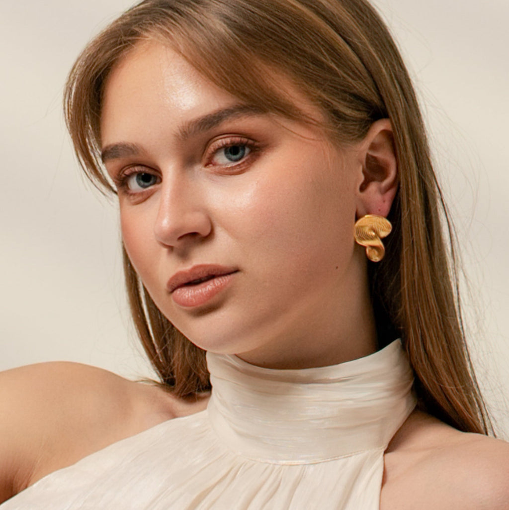 Skulpturala räfflade studs