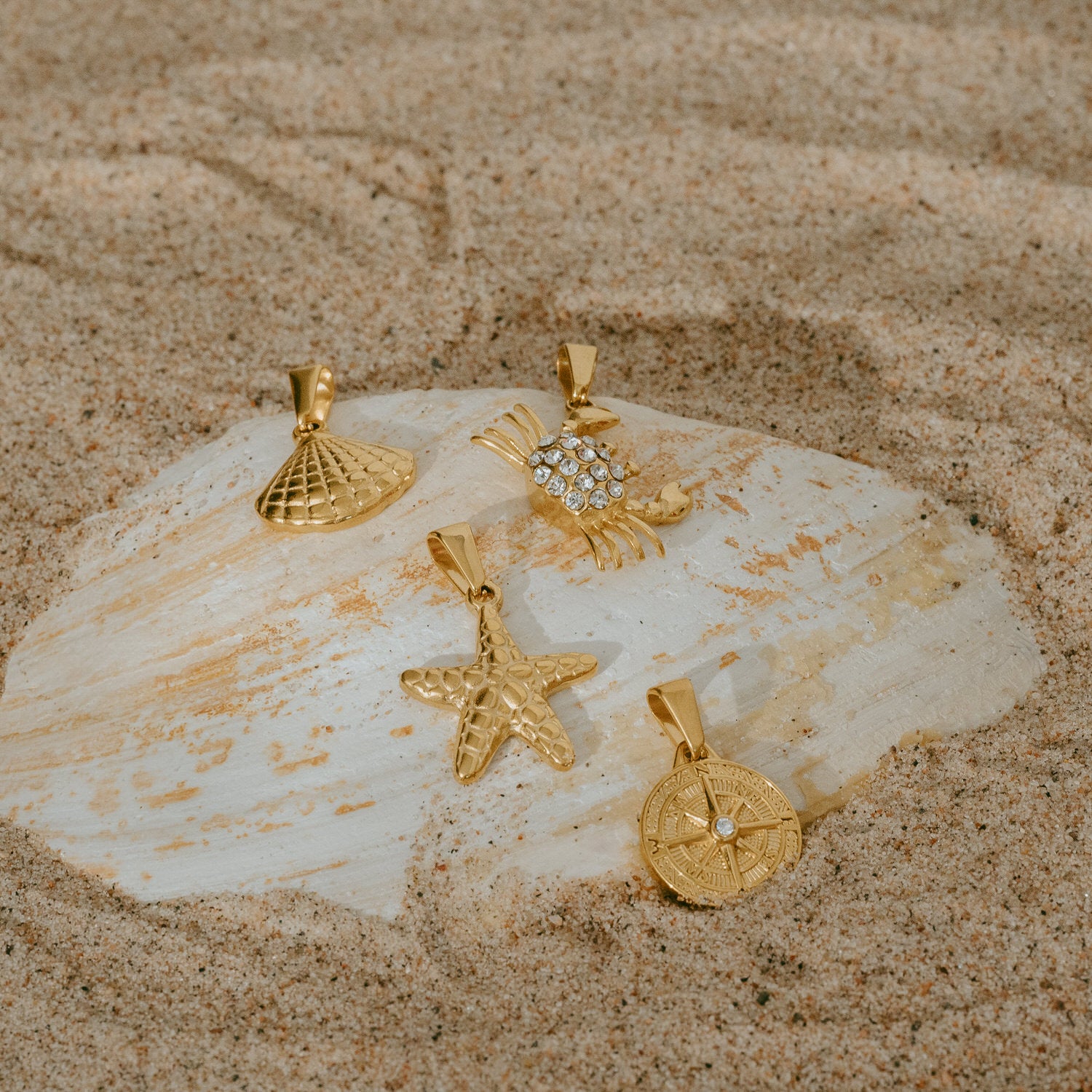 coralline tillsammans med andra guldpläterade smycken i strandmiljö