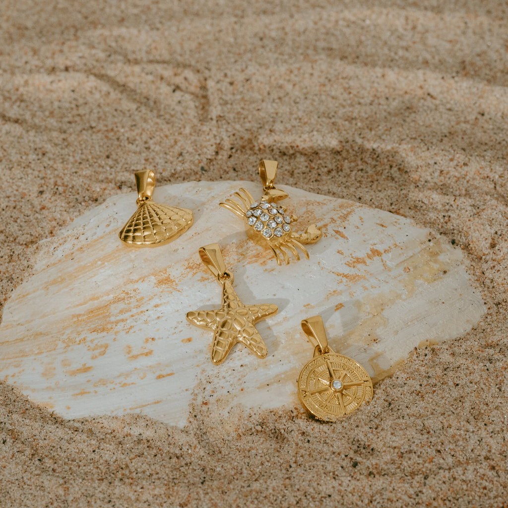 Detaljbild av Hänge – Shella i rostfritt stål med 18K guldplätering