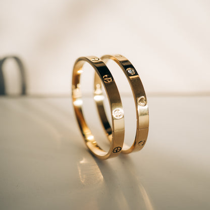 Armring ingraverade hjärtan
