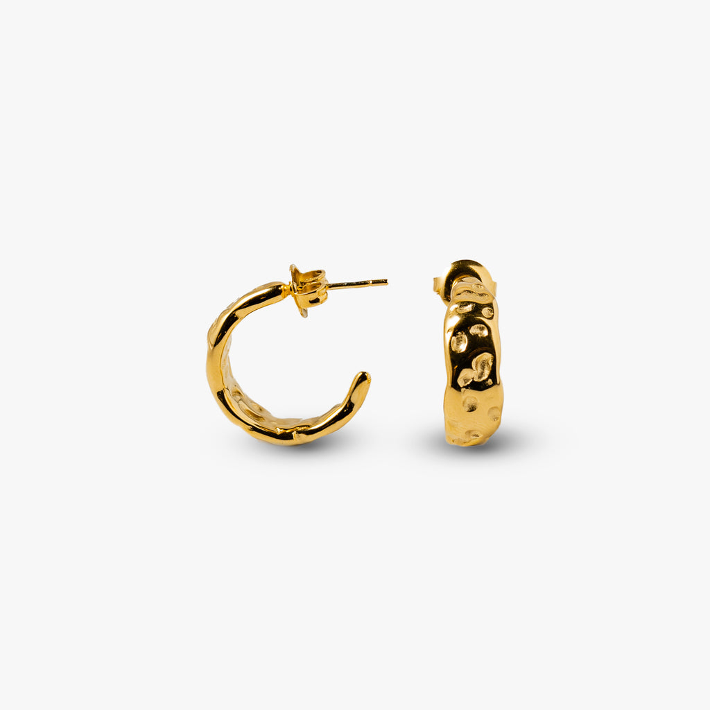 Guldpläterade örhängen med hamrad yta