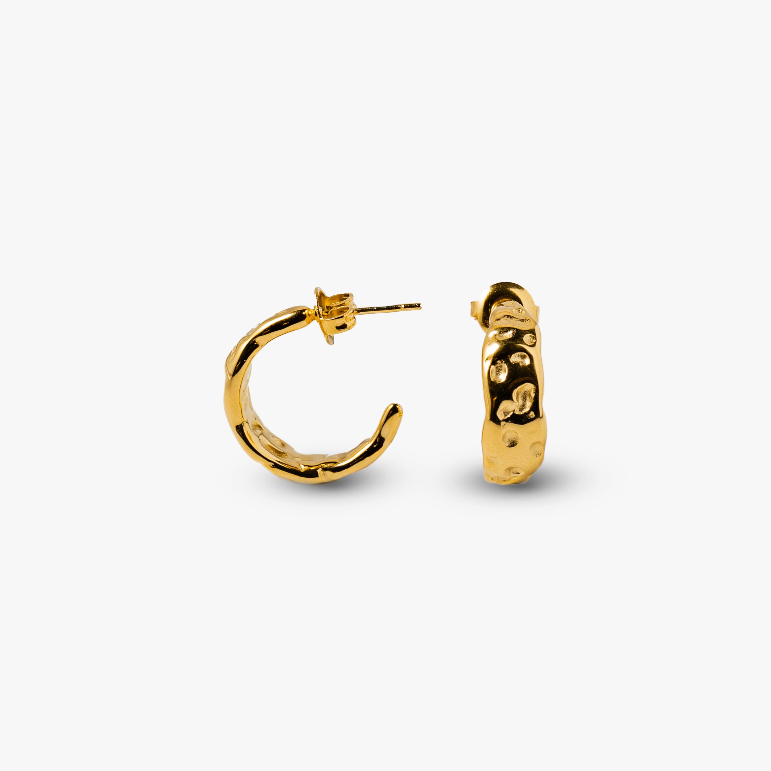 Guldpläterade örhängen med hamrad yta