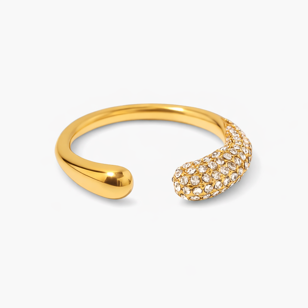 Ring i rostfritt stål med guldplätering med PVD behandling. Pavekristaller i kubic zirconia stenar.