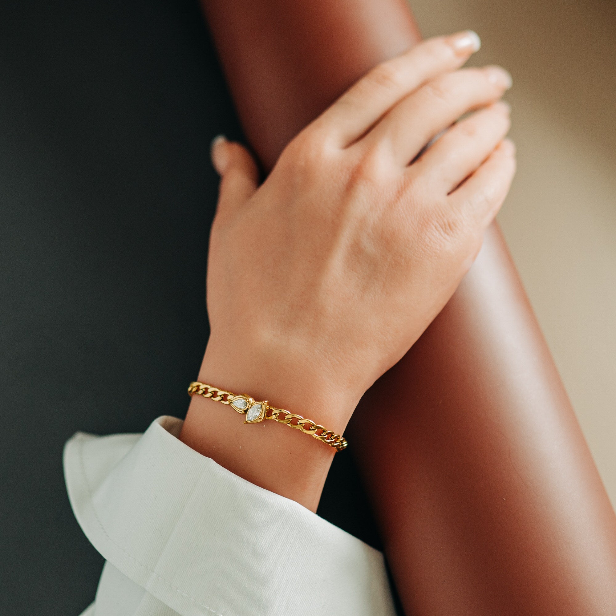 Guldpläterat länkarmband med stenar